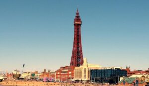 Torre Dorata di Blackpool Simbolo di Rinnovamento Urbano con Acciaio Inox Elettro Colorato